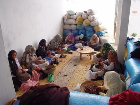 Concassage manuel par le groupe des femmes de EFAS