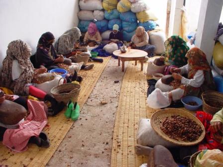 Concassage manuel par le groupe des femmes de EFAS