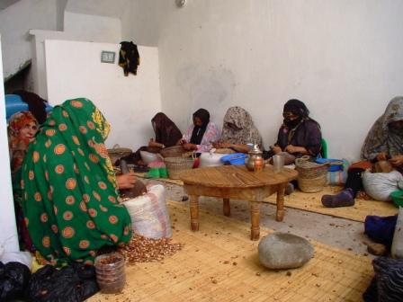 Concassage manuel par le groupe des femmes de EFAS